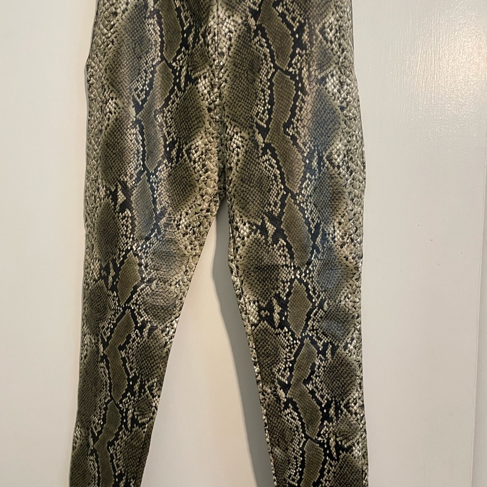 Snake print leggings